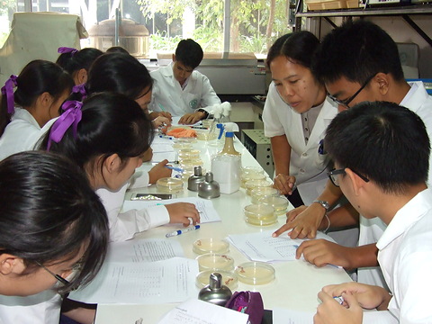 การเรียนการสอนทางด้านจุลชีววิทยา