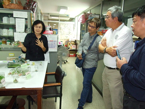 รศ.ดร. ธีรวรรณ บุญญวรรณ และ ผศ.ดร. ชาญชัย เดชธรรมรงค์