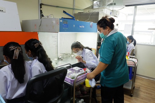 ทักษะปฏิบัติการพื้นฐานชีววิทยา โรงเรียนท่าม่วงราษฎร์บำรุง จังหวัดกาญจนบุรี