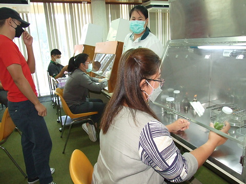 อบรมการขยายพันธุ์ไม้ดอกไม้ประดับด้วยเทคนิคการเพาะเลี้ยงเนื้อเยื่อ รุ่นที่ 57